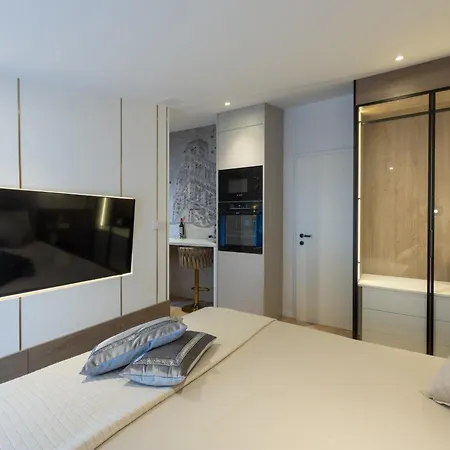 D Luxury 2025 * 스플리트